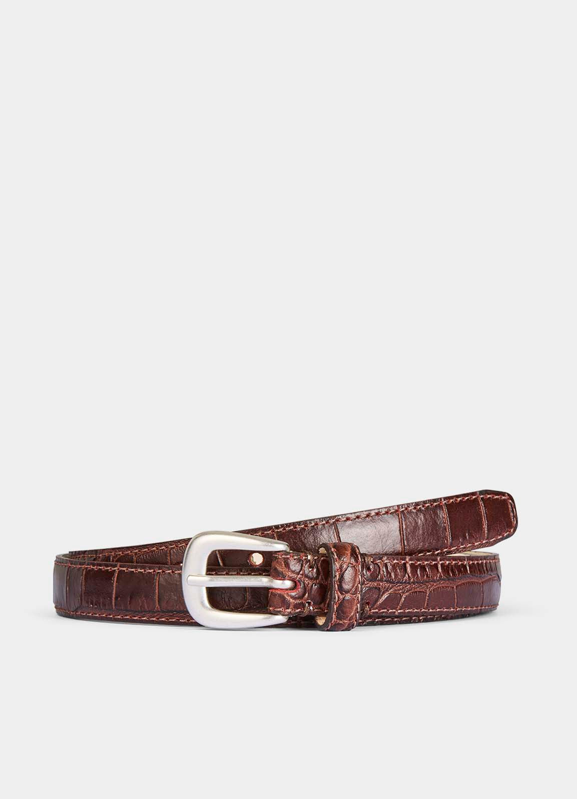 Introducing the YORI JOMO classic leather belt (2 cm) in Croco Brown.

Made in Italy, the YORI JOMO classic belt in croco-effect leather features a minimalist design that embodies timeless elegance.

Crafted from premium materials, this belt is finished with a silver-tone buckle. Perfect for both formal and casual looks.